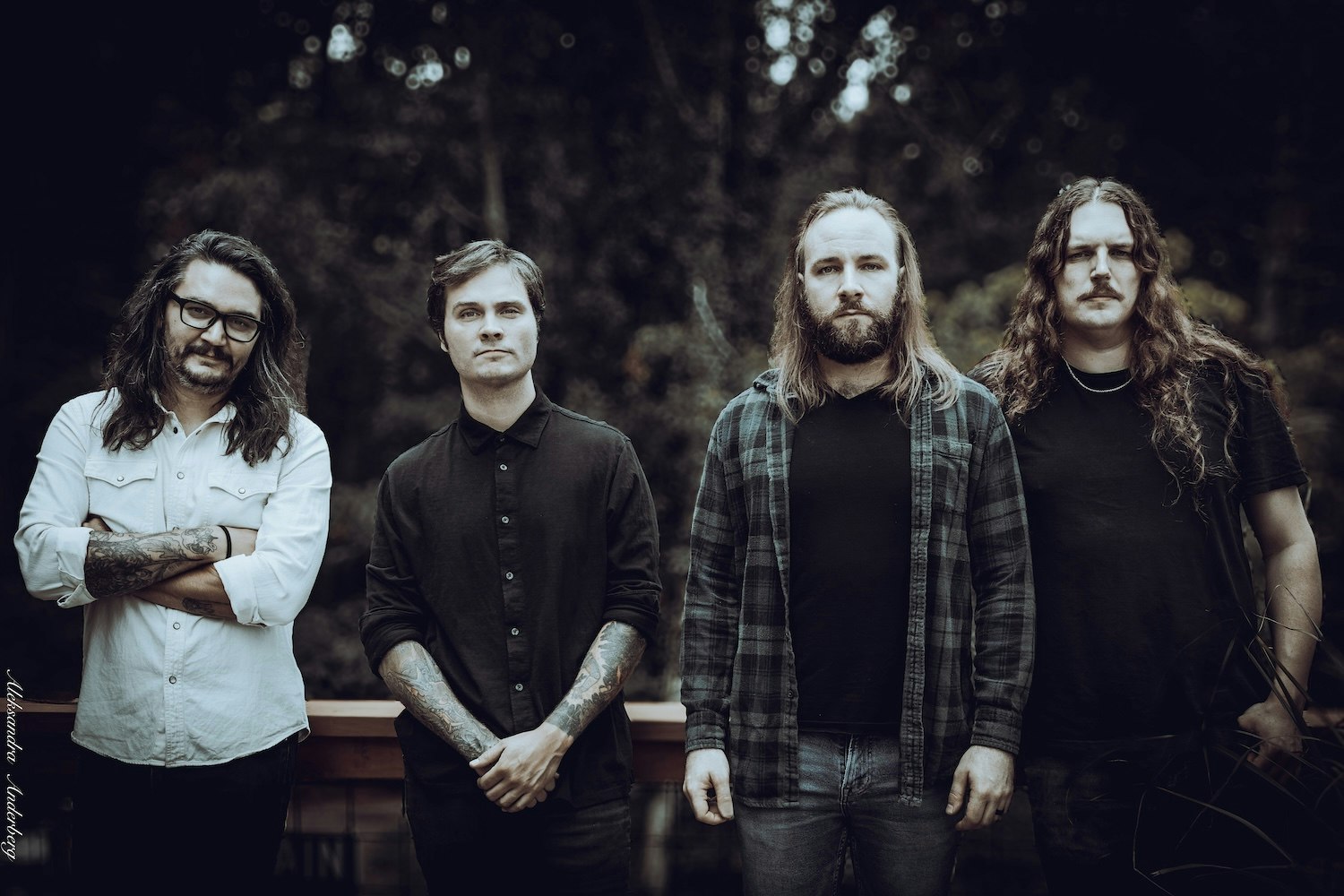 大神ミオ Night walk Howling A majestic wolf howling at a vibrant pink moon in a stylized, low