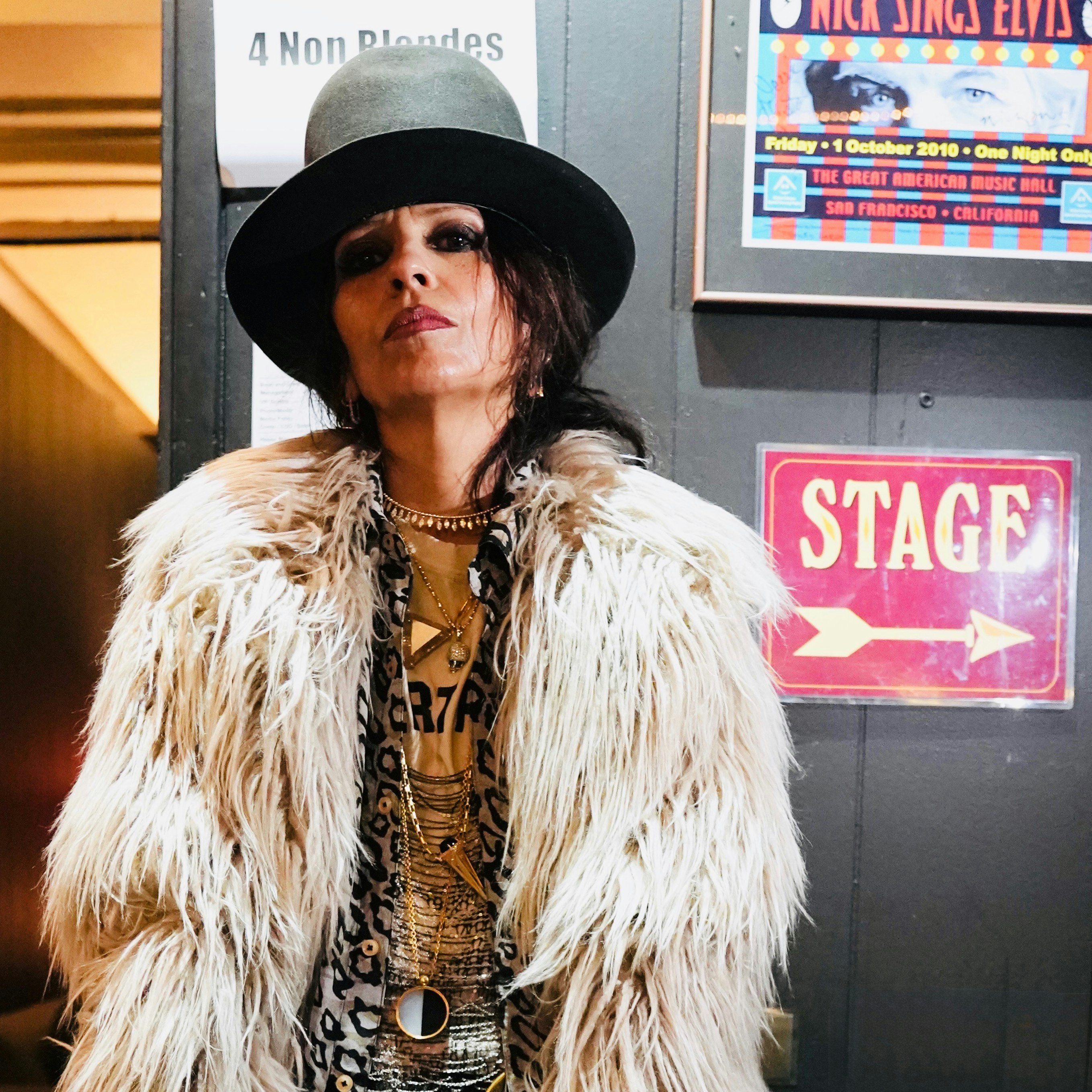 Linda Perry: Live + Signing