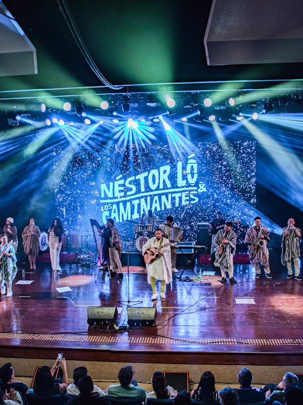 Nestor Ló y Los Caminantes