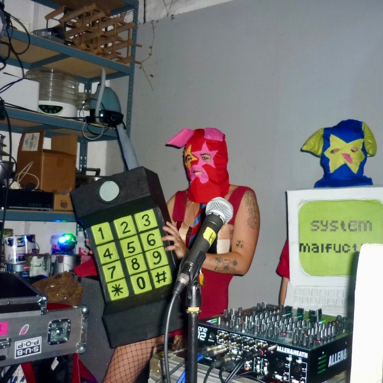 Dancing Barefoot: Pzyk Gürls
