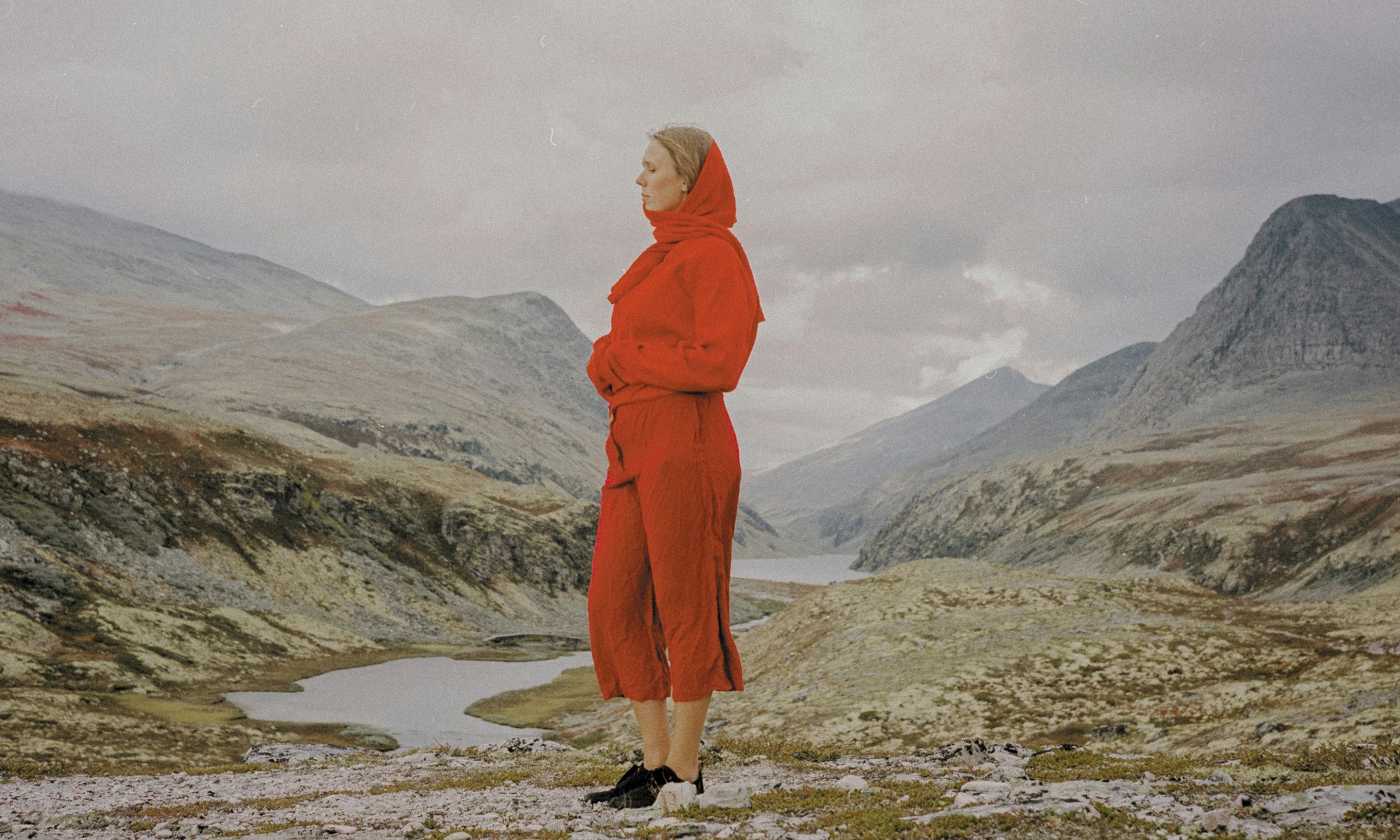 Juni Habel: Stripped Back + Signing