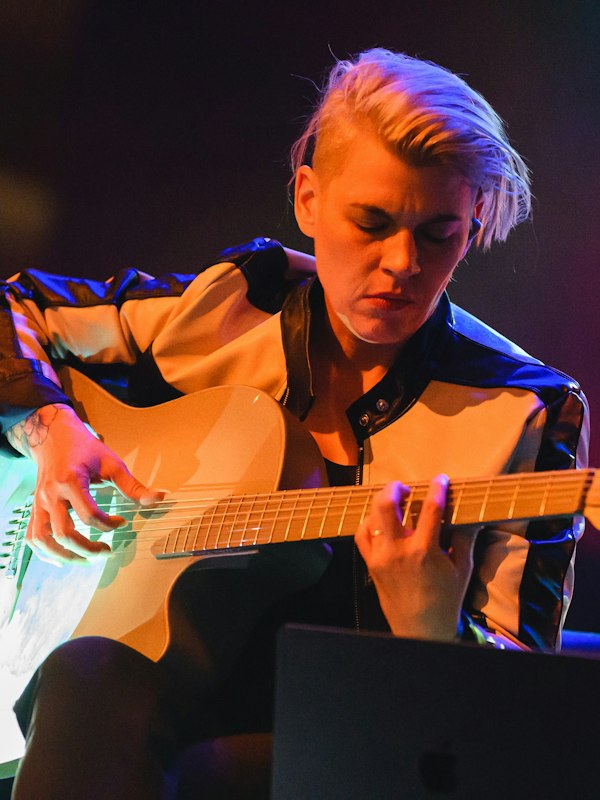 Guitar Master Kaki King