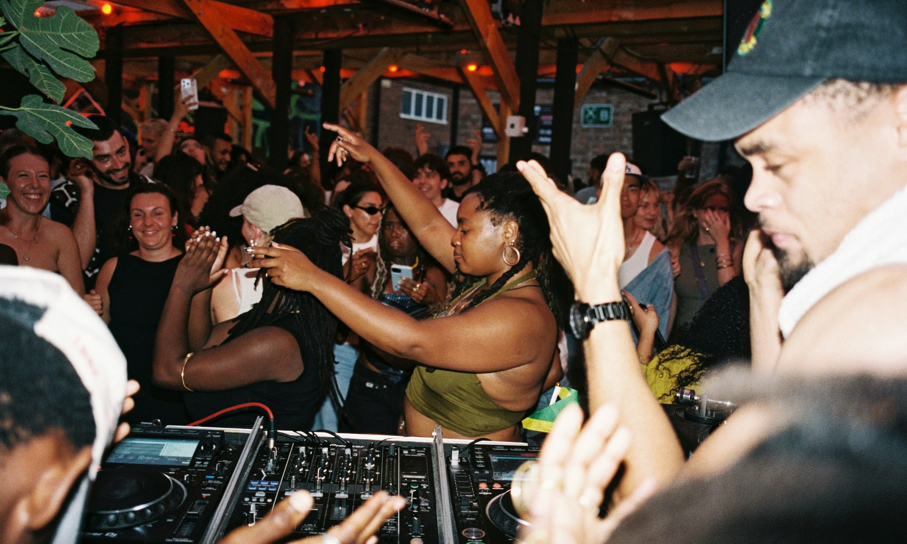 Jumbi Terrace Day Party: DJ Fett Burger & Heléna Star