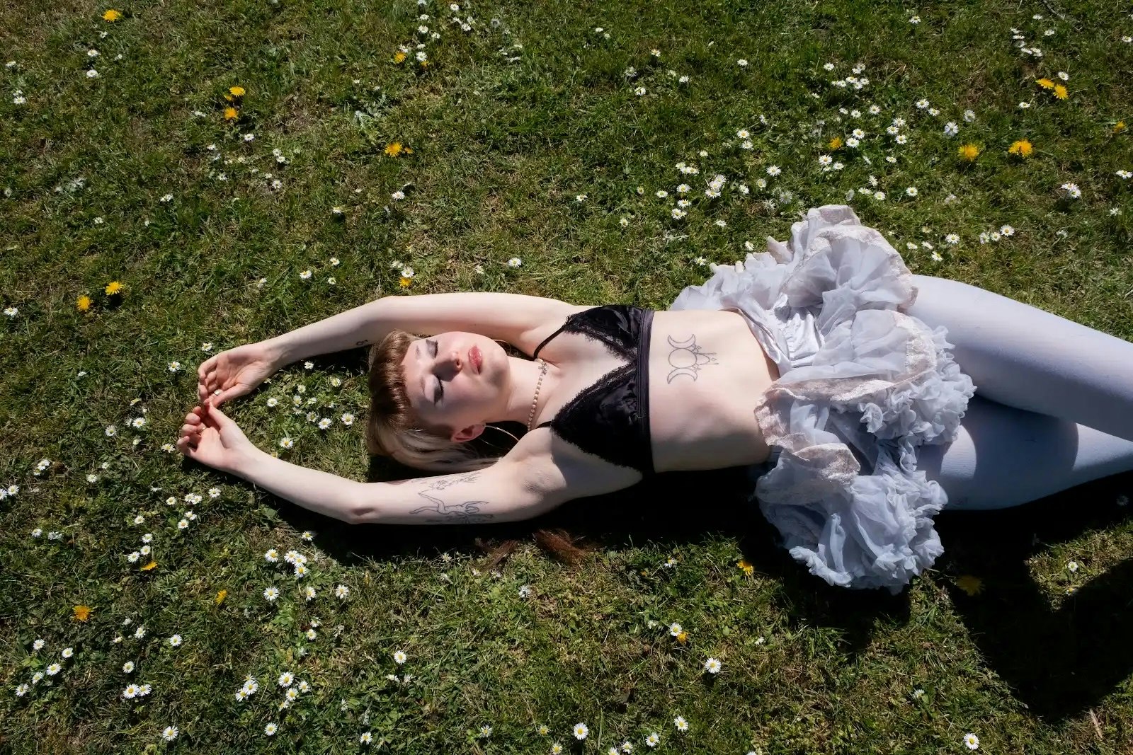 HANNAHBELLA + flora + Ruben Degoni at The Elephants Head, London
