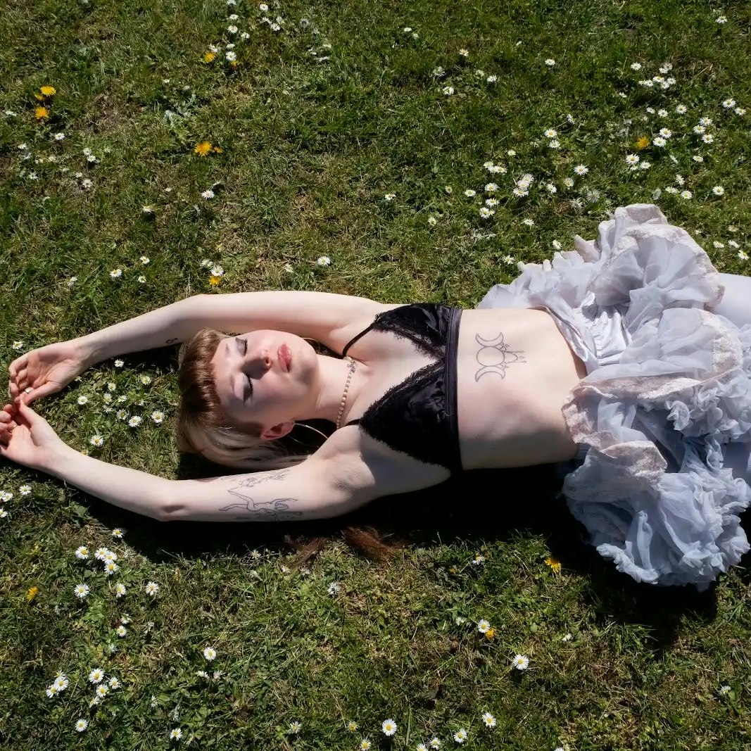HANNAHBELLA + flora + Ruben Degoni