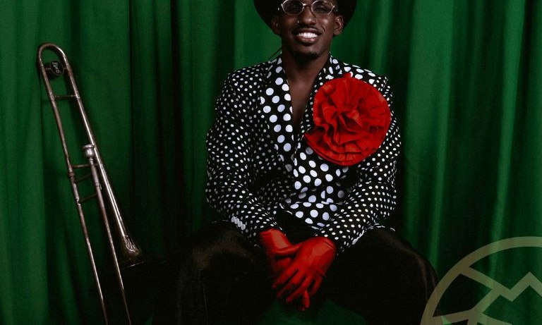 El negro toca trombón