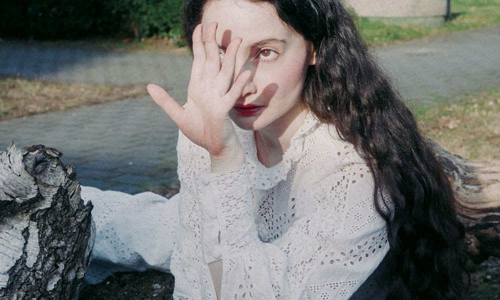 Source image — Gloria de Oliveira: 'The Lying Swans' Live + Signing